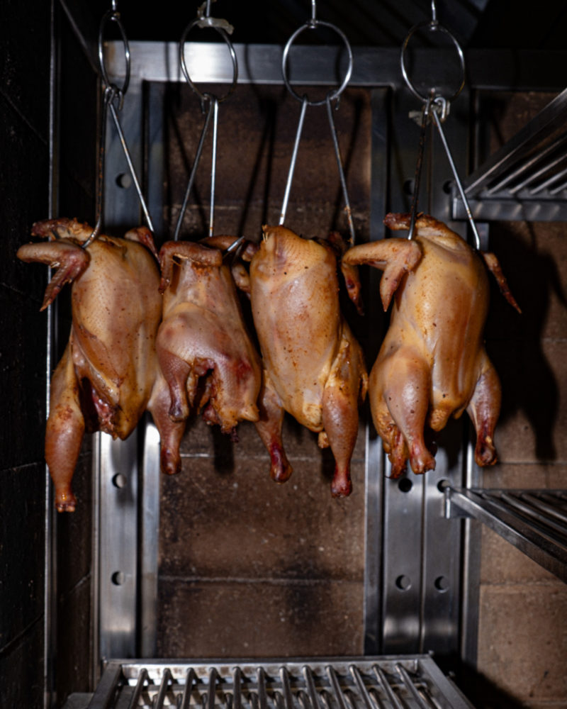 VORAZ-20-800x1000 - Voraz: el restaurante en un antiguo taller mecánico liderado por N4NO Padilla