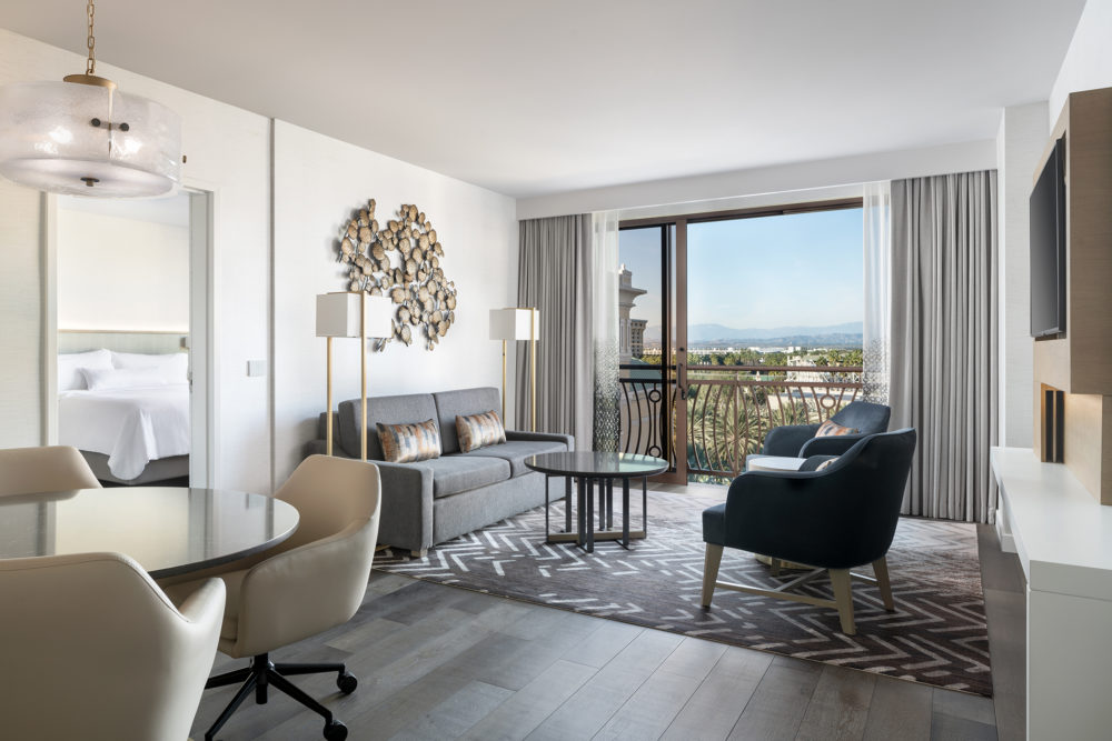 Westin-Anaheim-Suite-Park-View-with-Juliet-Parlor-1000x667 - Dónde dormir y comer en Anaheim, la ciudad donde se creó el primer Disneyland Park