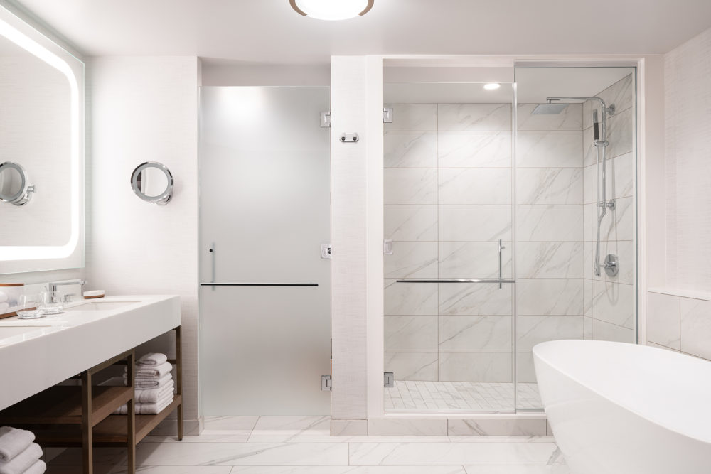 Westin-Anaheim-bano-1000x667 - Dónde dormir y comer en Anaheim, la ciudad donde se creó el primer Disneyland Park