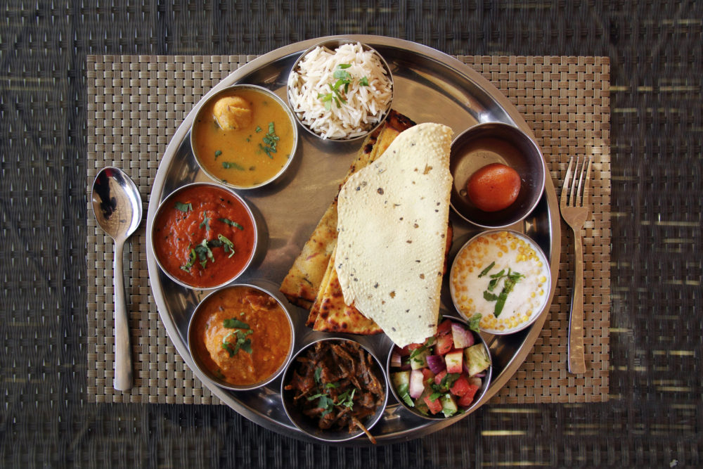 bandeja-con-comida-para-Diwali-1000x667 - Diwali 2024: de qué se trata el Festival de las Luces de la India
