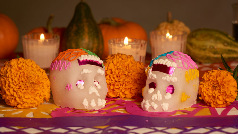 calaveras_de_azucar_2-1000x562 - Calaveras de azúcar: cómo se elabora y qué significa una de las tradiciones más dulces del Día de Muertos