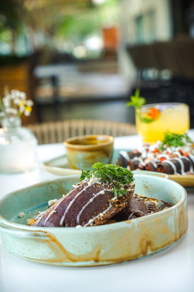 en-familia-restaurant-2-667x1000 - Dónde dormir y comer en Anaheim, la ciudad donde se creó el primer Disneyland Park