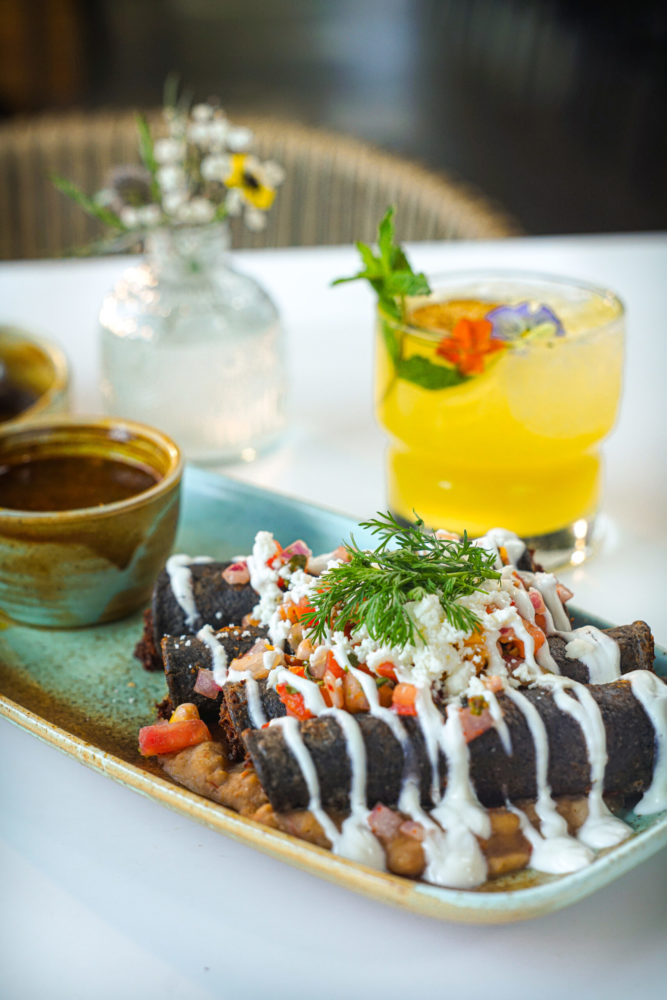 en-familia-restaurant-667x1000 - Dónde dormir y comer en Anaheim, la ciudad donde se creó el primer Disneyland Park