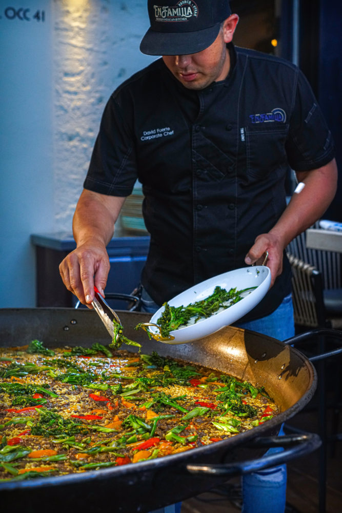 en-familia-restaurant3-667x1000 - Dónde dormir y comer en Anaheim, la ciudad donde se creó el primer Disneyland Park