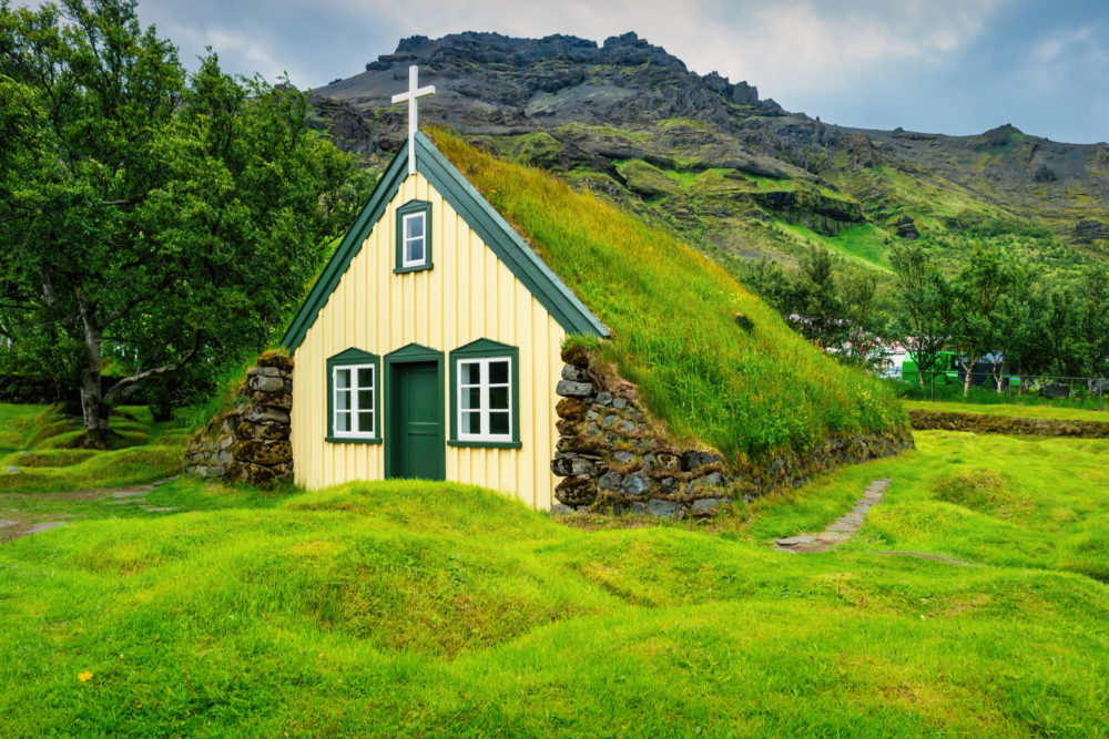 iglesia-islandia--1000x667 - Esta isla es el lugar más seguro para viajar en 2025