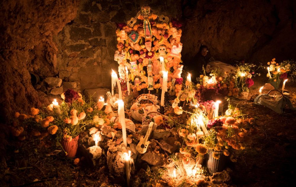 janitzio-ofrenda-1000x633 - Así se celebra Día de Muertos en Michoacán: destinos emblemáticos y festejos imperdibles de esta hermosa tradición mexicana