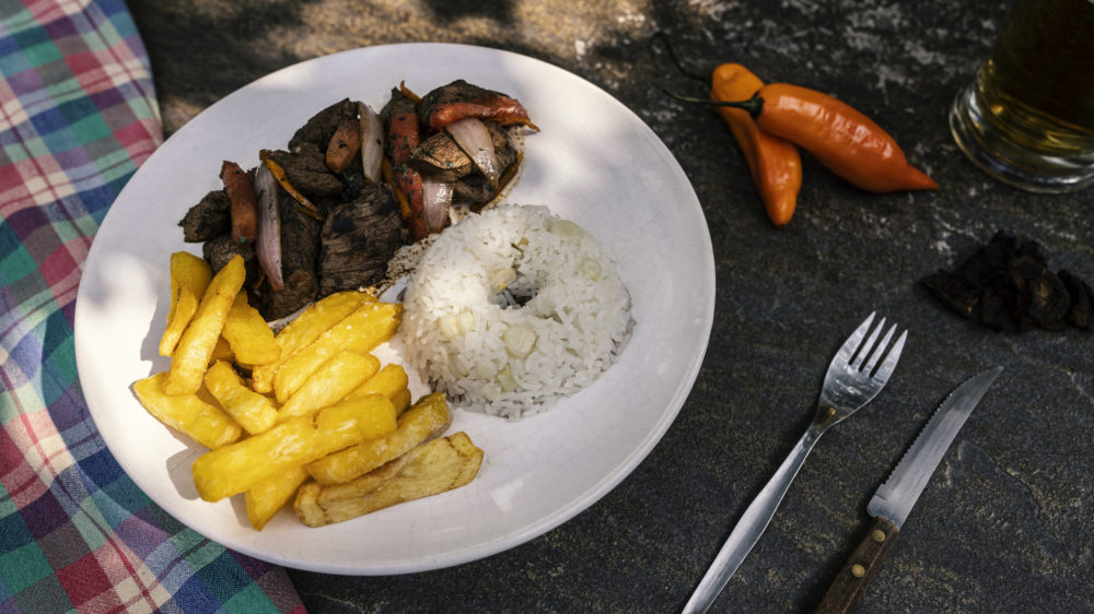 lomo_saltado_peruano-1000x562 - 6 joyas gastronómicas ocultas en Latinoamérica y España, según Tripadvisor
