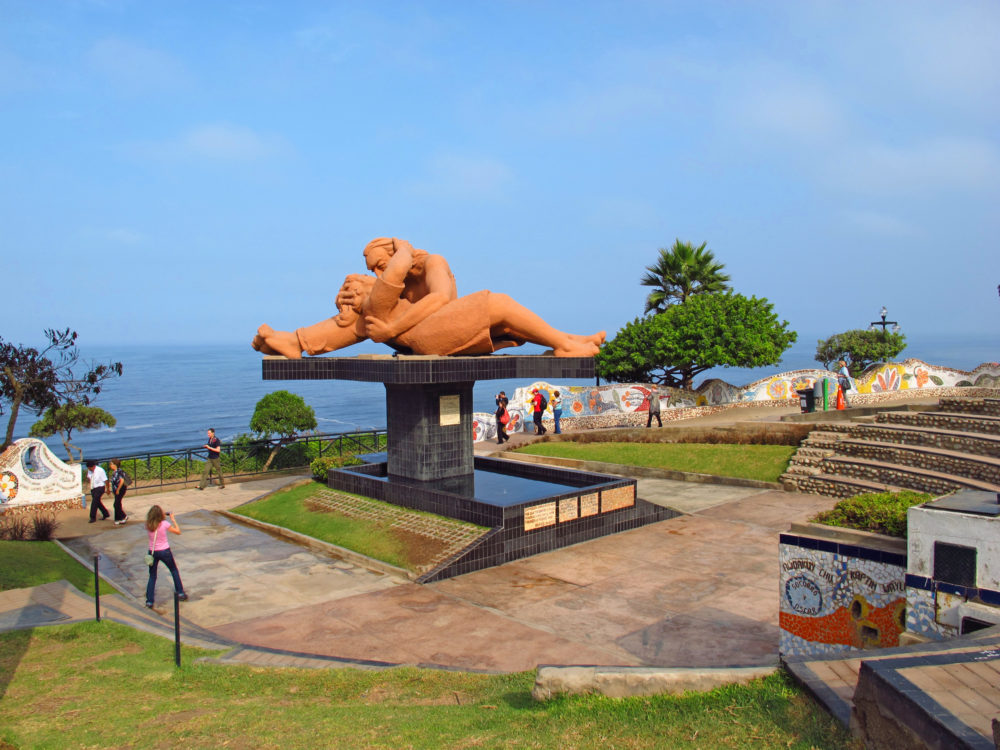 parque-del-amor-Lima-1000x750 - Qué puedes encontrar en un recorrido a lo largo de la ciclovía del Malecón de Lima