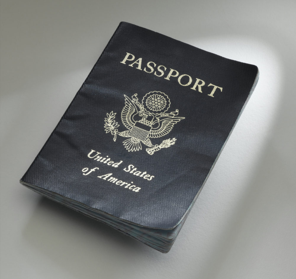 pasaporte-danado-1000x941 - ¿Puedo viajar con un pasaporte dañado? Todo lo que debes saber