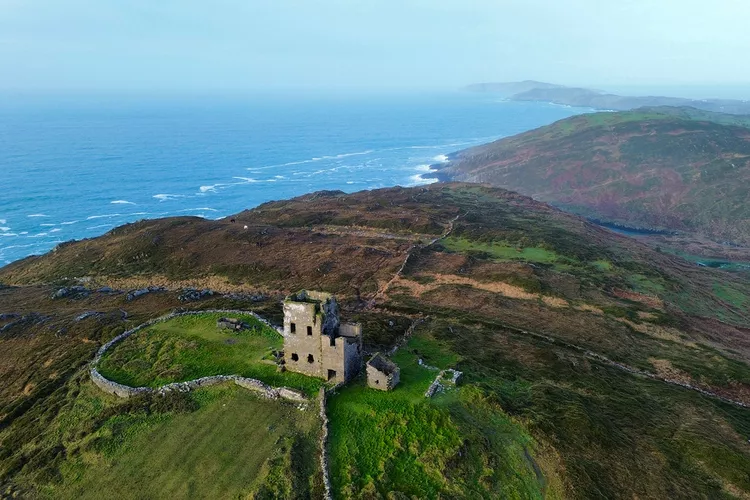 spain-tower-baltimore-ireland - Viajó por carretera por el sur de Irlanda para conocer su herencia y esto fue lo que vivió