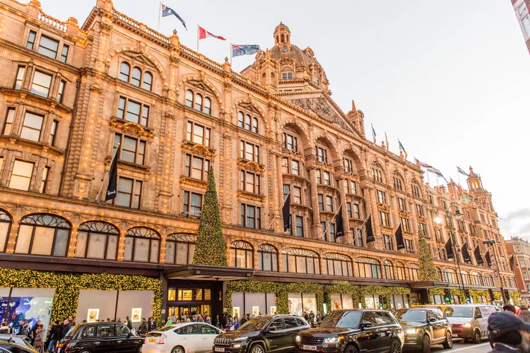 Decoraciones-de-Harrods-en-Londres - Guía para visitar Londres durante las fiestas: los mejores mercados navideños, exhibiciones festivas y hoteles decorados