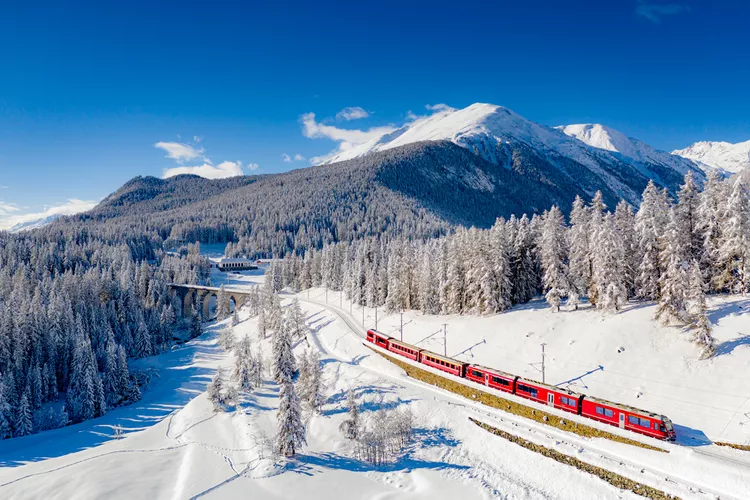 Escenario-de-nievo-Glacier-Express - Este recorrido en tren panorámico con vistas increíbles dura 8 horas y atraviesa Suiza