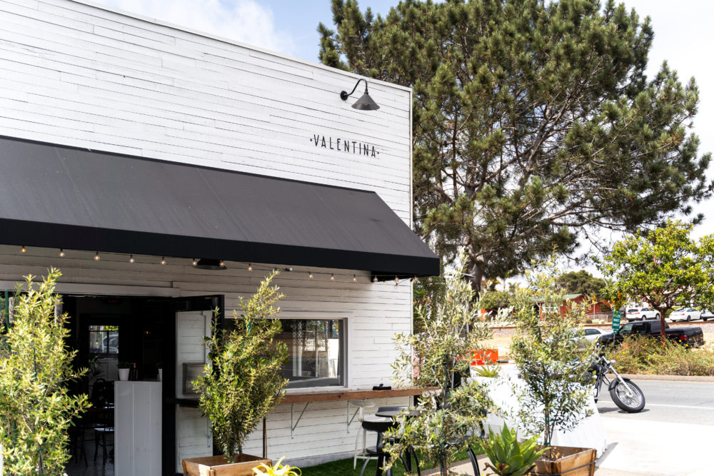Exterior-Restaurante-Valentina-San-Diego-1000x667 - Este restaurante con impronta mediterránea en San Diego tiene uno de los mejores steaks que probé en mi vida