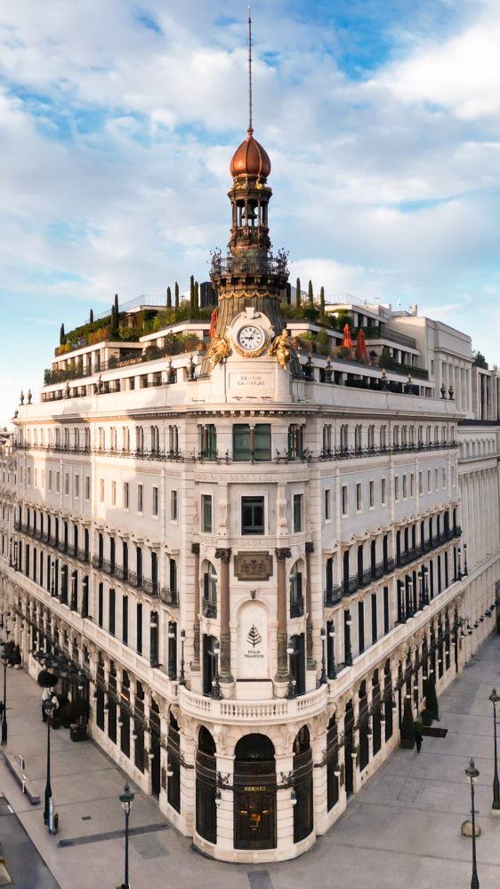 MADRID-6-562x1000 - Four Seasons Madrid: una icónica locación para una luna de miel