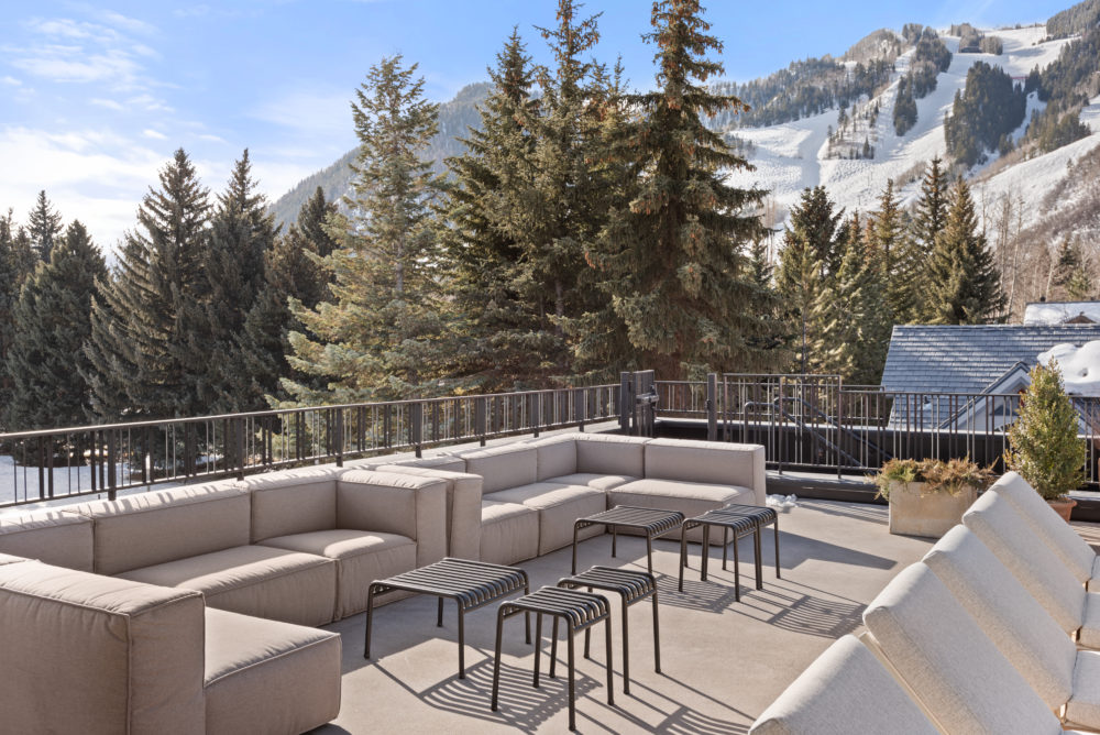 MOLLIE-Aspen-Roof-TErrace-1000x668 - 5 hoteles de lujo en resorts de esquí en Estados Unidos 