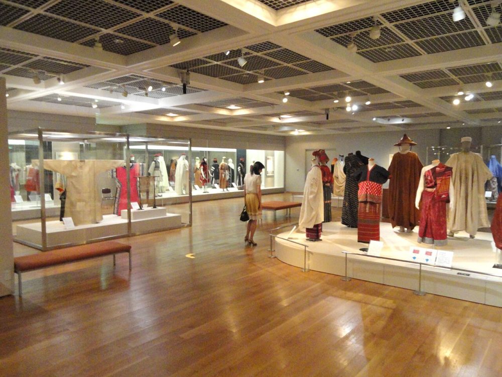 Museo-del-Traje-Bunka-Gakuen-interior-1000x750 - Museos divertidos en Tokio que van más allá de las obras de arte