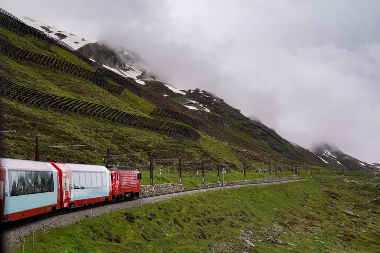Panoramica-Glacier-Express - Este recorrido en tren panorámico con vistas increíbles dura 8 horas y atraviesa Suiza