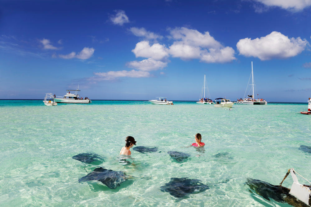 Stingray-City-en-Islas-Caiman-1000x667 - 5 islas caribeñas para escapar del invierno