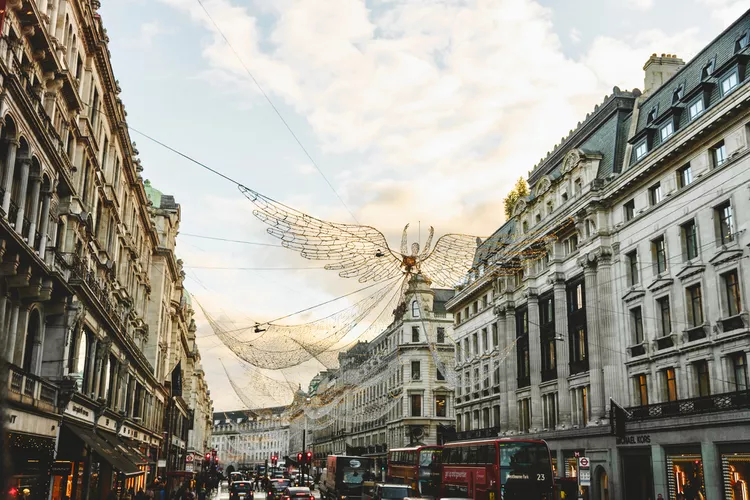 TAL-regent-street-LONDONXMAS1124-8b97f60995d24b38805d8af519fd306e - Guía para visitar Londres durante las fiestas: los mejores mercados navideños, exhibiciones festivas y hoteles decorados