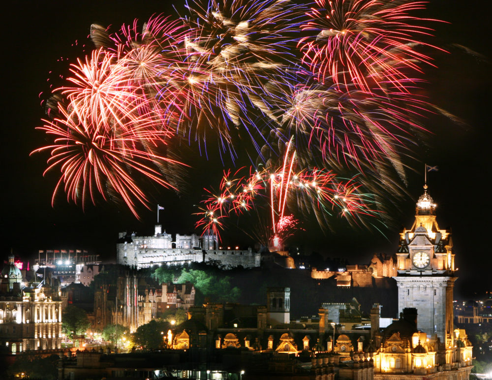 ano-nuevo-en-Escocia-fuegos-artificiales-1000x772 - Año Nuevo en Escocia: Qué significa y cómo se celebra el Hogmanay