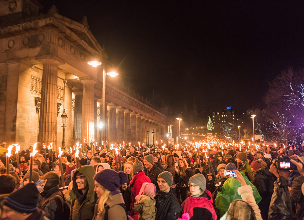 ano-nuevo-en-Escocia-procesion-antorchas-1000x723 - Año Nuevo en Escocia: Qué significa y cómo se celebra el Hogmanay