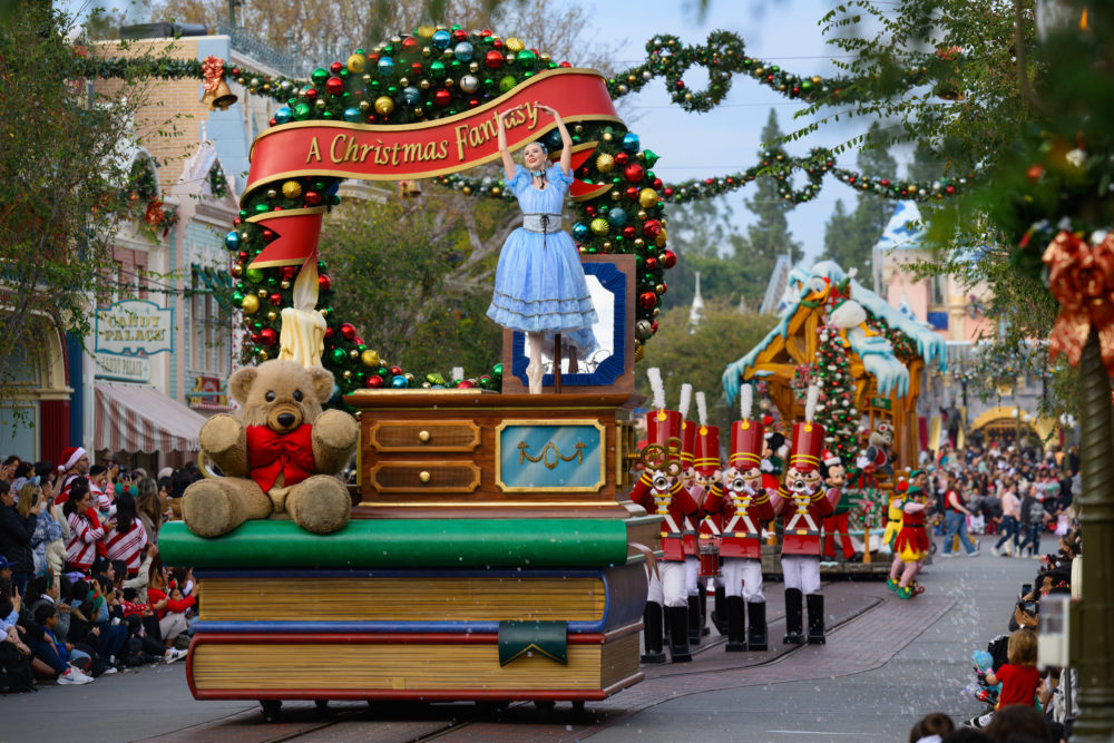 disneyland-resort-desfile-navidad-1000x667 - La Navidad en Disneyland Resort se celebra con una nueva atracción