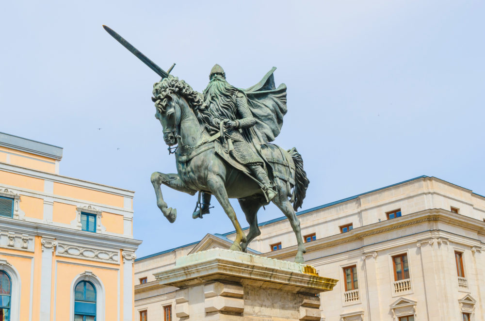 estatua-Cid-Campeador-Espana-1000x662 - 3 rutas turísticas en España para recorrer el país