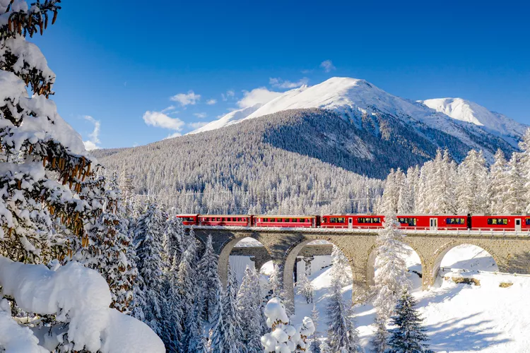 Este recorrido en tren panorámico con vistas increíbles dura 8 horas y atraviesa Suiza