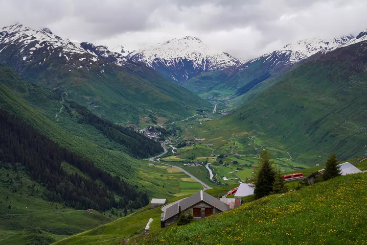 glacier-express - Este recorrido en tren panorámico con vistas increíbles dura 8 horas y atraviesa Suiza