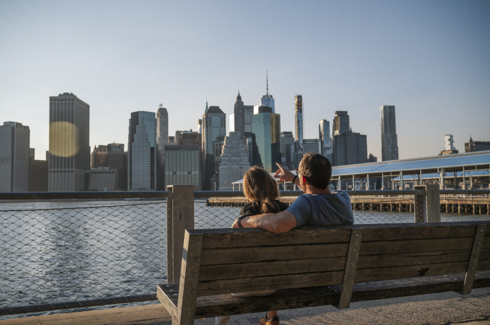 pareja-viendo-el-horizonte-de-Manhattan-1000x665 - Los 5 destinos más buscados por los turistas a nivel mundial