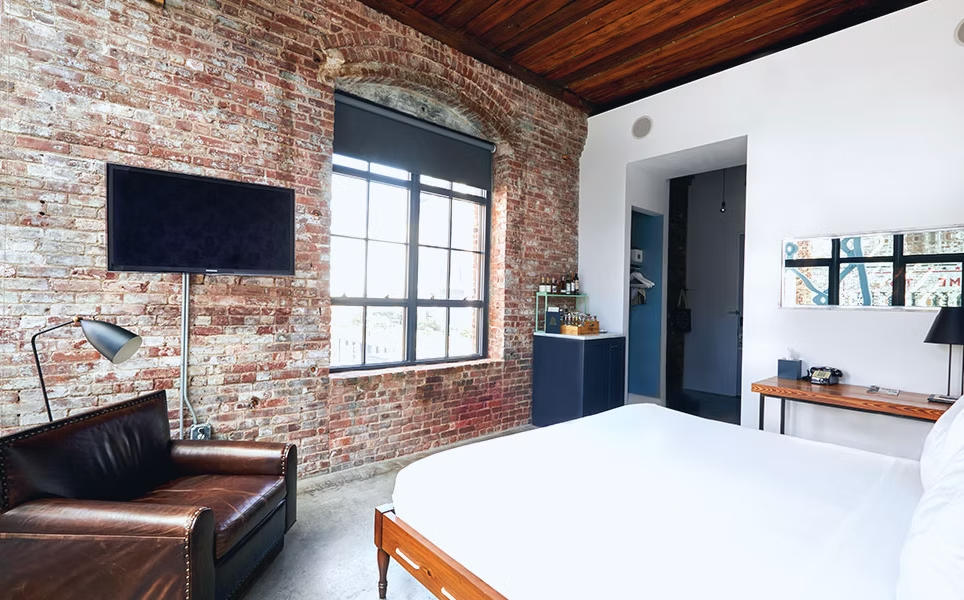 1ea2c8_b071c7eae66742cfa97adaace4f22959_mv2 - Wythe Hotel, el hotel boutique en Brooklyn con una llave Michelin