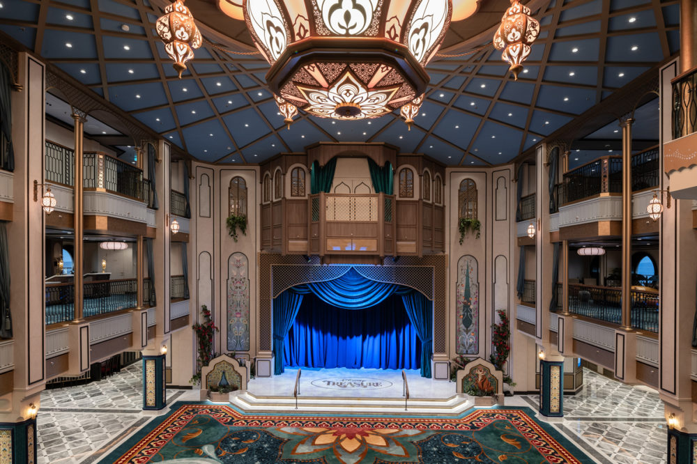 Disney-Treasure-Grand-Hall-Stage-1000x666 - Conocimos antes que nadie el Disney Treasure, esto es lo que debes saber del nuevo barco de Disney Cruise Line