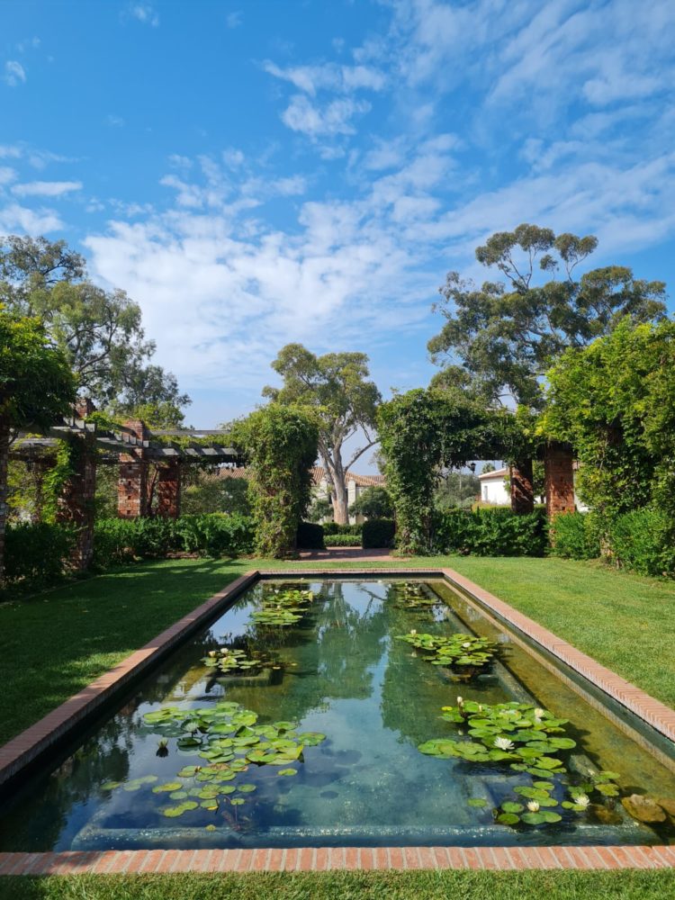 Estanque-de-nenunfares-El-Encanto-By-Belmond-1-750x1000 - Este hotel en las colinas de Santa Barbara me regaló las postales más idílicas del 2024 junto a mis hijos