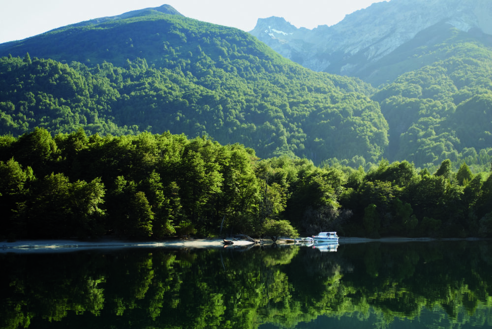 NAVEGAR-POR-EL-LAGO-MENENDEZ-1000x669 - Este destino de la Patagonia tiene un bosque de alerces milenarios con más de 2600 años