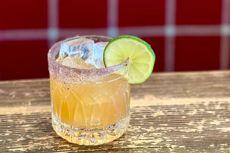 TAL-cocktail-banff-canada-CANTEACOCKTAILS1224-0ce43bfd11564eb494ac930f4e14a677 - Este pueblo en Canadá tiene una ruta de cocteles de té con alcohol, y es la actividad ideal después de una aventura