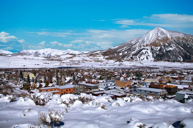 TAL-crested-butte-colorad-AFFORDABLESKI1124-ce5e935b3f434134b63df9dec2ca8297 - 11 destinos de esquí accesibles en Estados Unidos para visitar en 2025