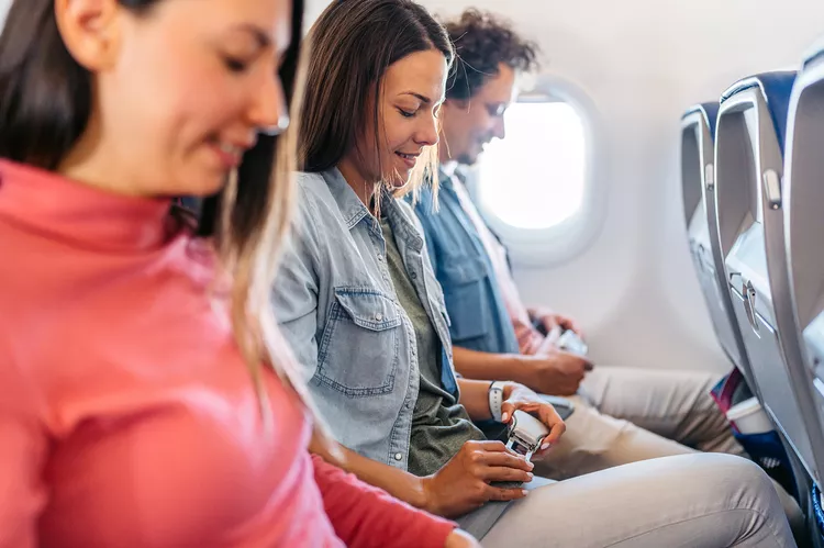 Un comisario de abordo comparte las reglas no escritas para los asientos del medio desocupados en un avión