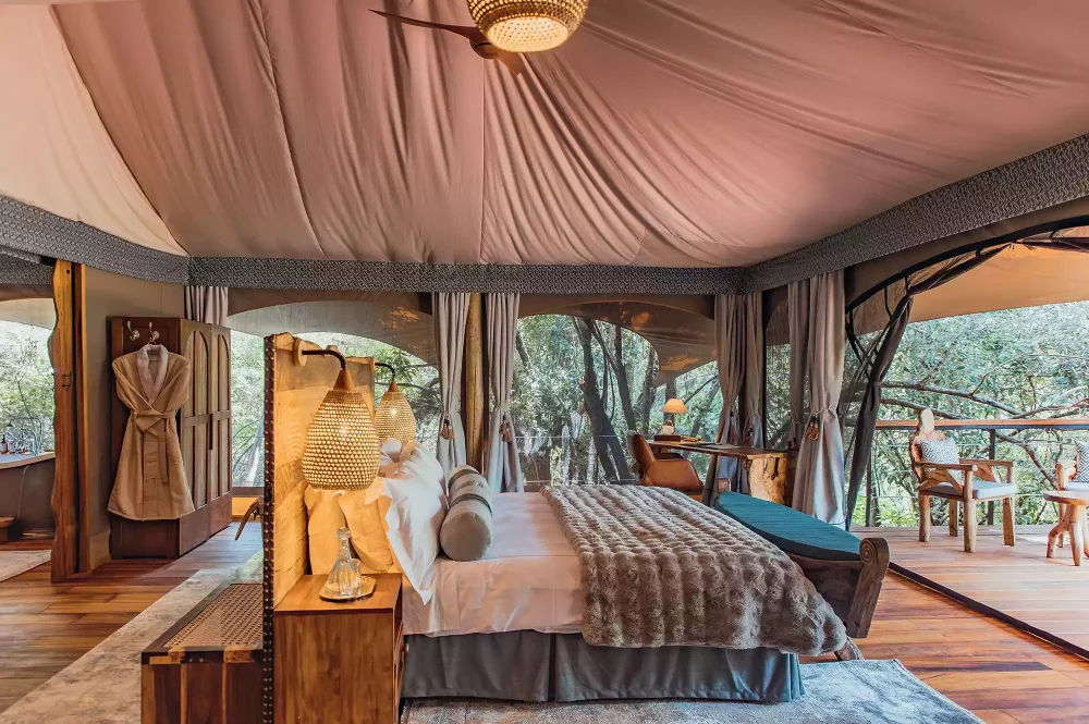 TAL-guest-room-mara-toto-tree-camp-kenya-MARATOTOCAMP1124-e05df35616084423a2628ec7d0538eda-1000x665 - El destino de safari más famoso de Kenia tiene un nuevo alojamiento de lujo, ¡y está ubicado en una casa del árbol!