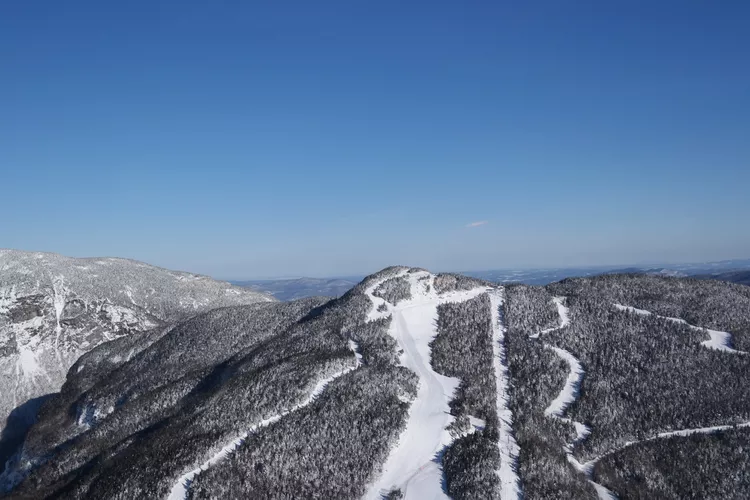 TAL-jay-peak-vermont-AFFORDABLESKI1124-4ee037eeec9042258c71c6e104aa9d59 - 11 destinos de esquí accesibles en Estados Unidos para visitar en 2025