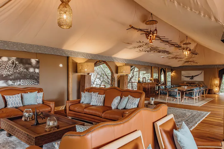 TAL-living-dining-room-mara-toto-tree-camp-kenya-MARATOTOCAMP1124-b69cb1507e4d41a8905b59196b9c4cf8 - El destino de safari más famoso de Kenia tiene un nuevo alojamiento de lujo, ¡y está ubicado en una casa del árbol!
