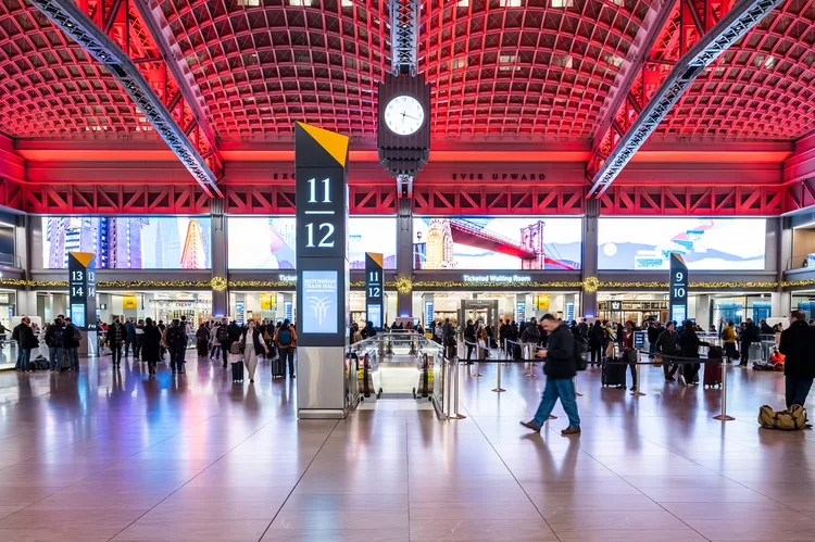 TAL-main-concourse-moynihan-train-hall-HLIDYTRANSTATN1224-ee746b2e536e44499537fae19d3c04bb - Esta estación de trenes podría ser el destino navideño más subestimado de Nueva York
