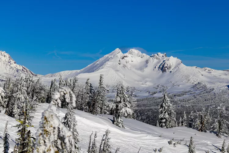 TAL-mt-bachelor-oregon-AFFORDABLESKI1124-fb8956a6c4024a75a1236f0bd620b49a - 11 destinos de esquí accesibles en Estados Unidos para visitar en 2025