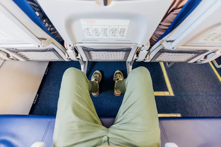TAL-passenger-in-middle-seat-airplane-MIDSEATETIQT1124-d69db7a83b9746948be74f90d5bc8d35 - Un comisario de abordo comparte las reglas no escritas para los asientos del medio desocupados en un avión