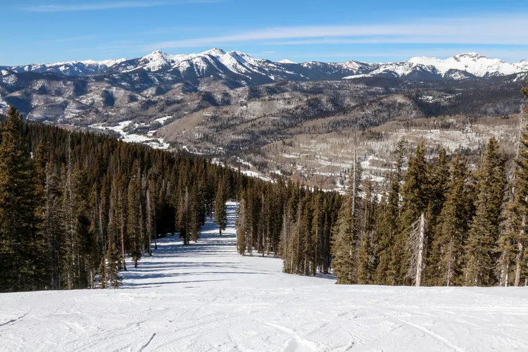 TAL-purgatory-colorado-AFFORDABLESKI1124-db9f21e17727484e9eadfcb9f58c25f7 - 11 destinos de esquí accesibles en Estados Unidos para visitar en 2025