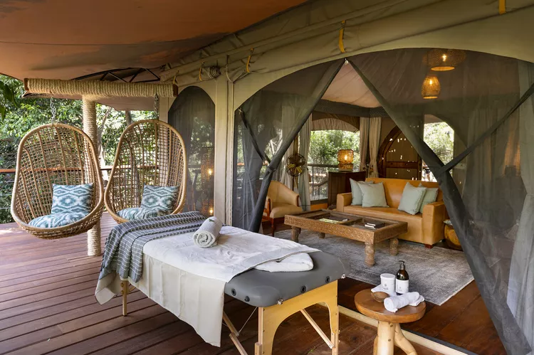 TAL-spa-treatment-table-mara-toto-tree-camp-kenya-MARATOTOCAMP1124-13456f1834c74e92930c5962cca0166e - El destino de safari más famoso de Kenia tiene un nuevo alojamiento de lujo, ¡y está ubicado en una casa del árbol!