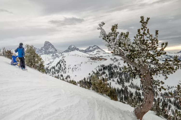 TAL-targhee-wyoming-AFFORDABLESKI1124-a8e97dfeed42404ebf10d6165839ff3e - 11 destinos de esquí accesibles en Estados Unidos para visitar en 2025