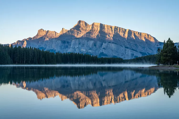 TAL-two-jack-lake-canada-CANTEACOCKTAILS1224-fd89ac4e40584617b7f3a9ff54060d3b - Este pueblo en Canadá tiene una ruta de cocteles de té con alcohol, y es la actividad ideal después de una aventura