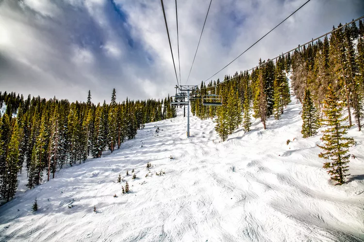 TAL-winter-park-colorado-AFFORDABLESKI1124-4339235fb0684fddb5c5d43c22c64320 - 11 destinos de esquí accesibles en Estados Unidos para visitar en 2025