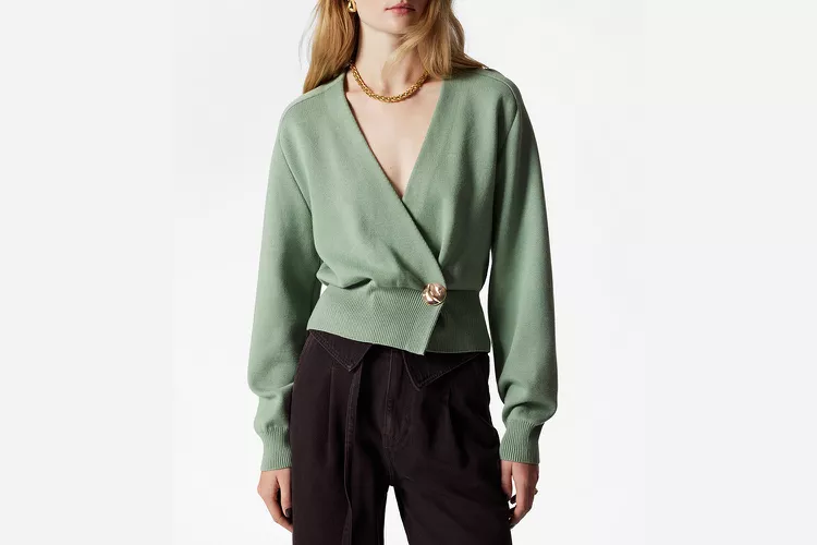 cardigan-cruzado-other-stories - Moda festiva: cómo solucionar un error de estilo de Emily en París