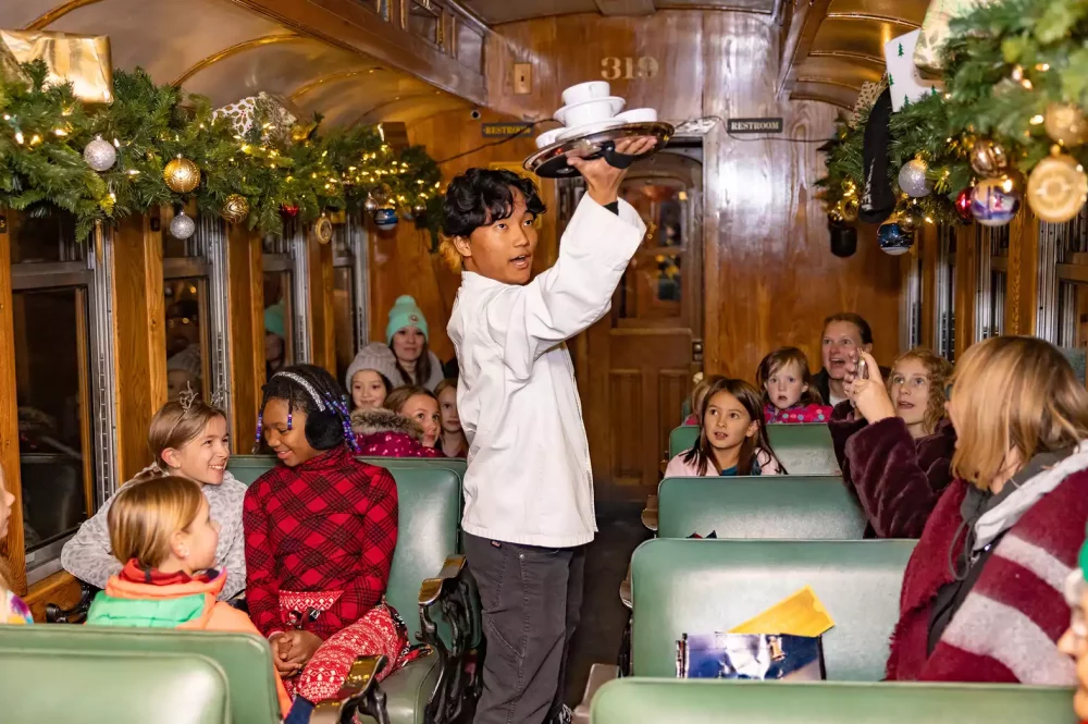 chocolate-caliente-polar-express-colorado-1000x665 - Viajé en el icónico tren 'Polar Express' con mi hija y ahora quiero hacerlo todos los años 